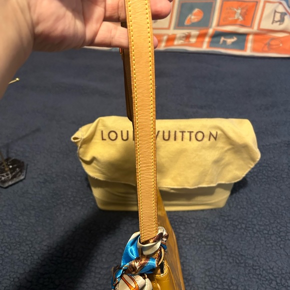 Authentic LV vernis shoulder bag w/ free kisslock vernis wallet - Picture 6 of 13